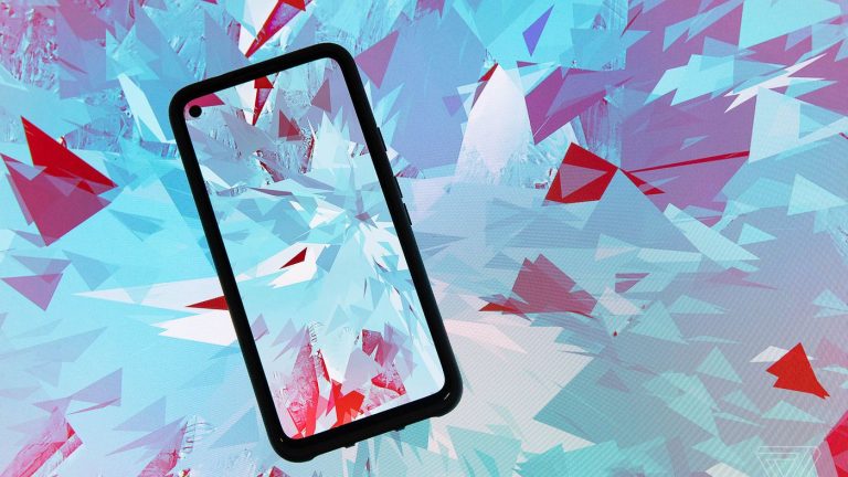 nguoi-dan-ong-doi-mat-voi-165-nam-tu-vi-mo-khoa-dien-thoai-trai-phep-1