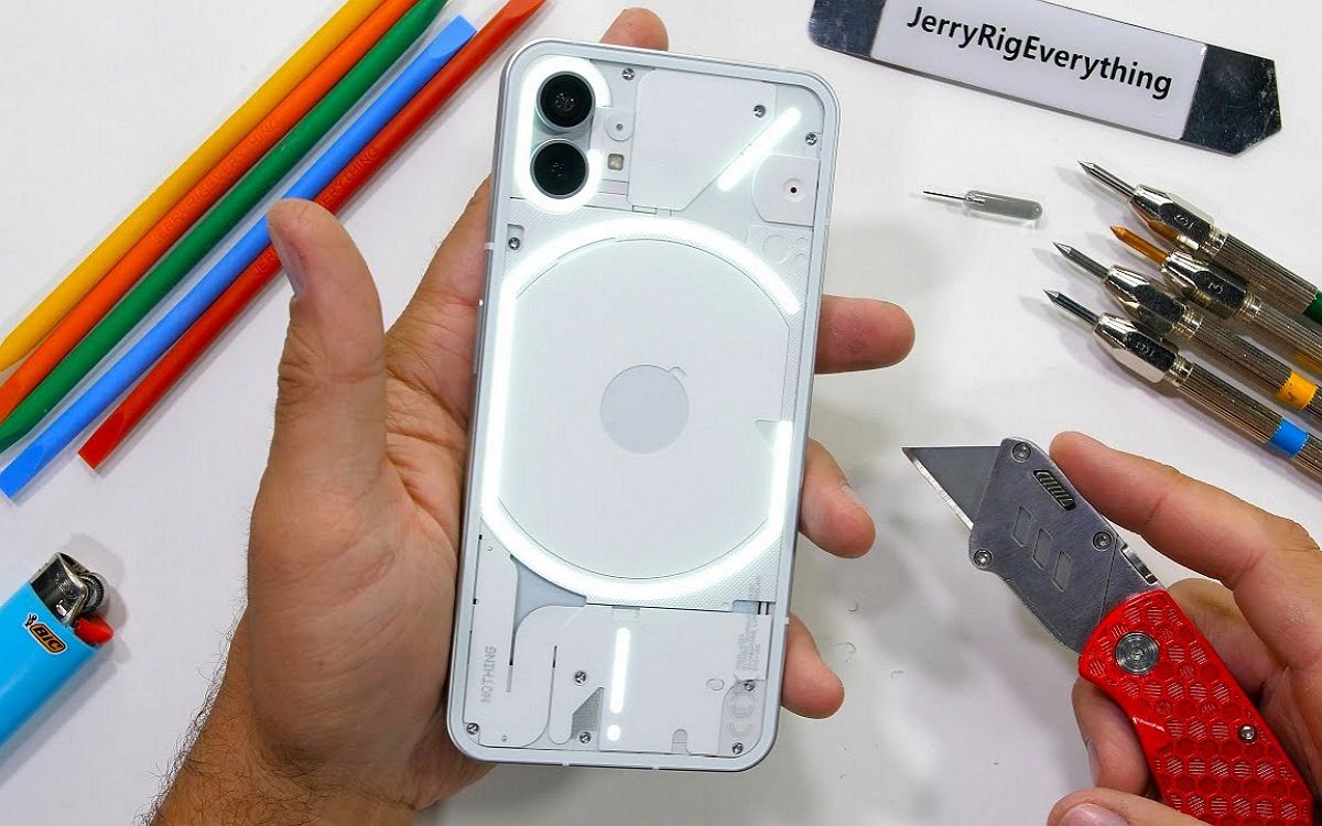 xem-man-tra-tan-nothing-phone-1-de-kiem-tra-do-ben-cua-no