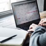 Có nên vừa sử dụng vừa cắm sạc pin laptop?