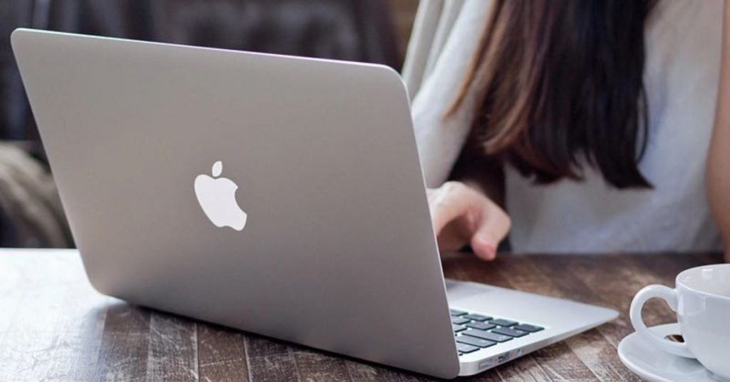 logo Apple phát sáng MacBook