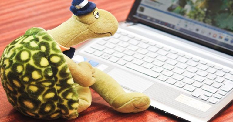 nguyen-nhan-khien-laptop-bi-cham-1