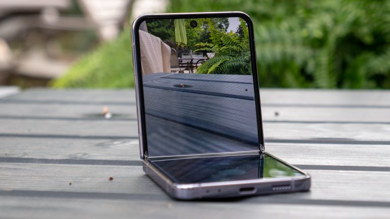 Samsung tiết lộ Galaxy Z Flip 4 Gigi của GASSAN Luxury Box