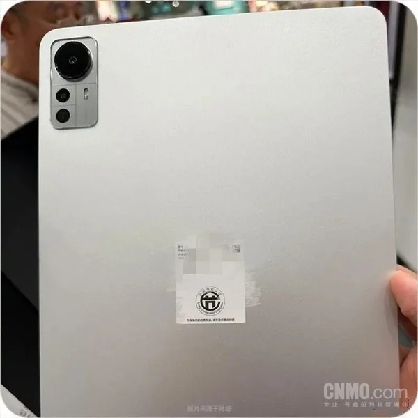 xiaomi-pad-6-lo-anh-chup-thuc-te-voi-thiet-ke-camera-tuong-tu-xiaomi-12-1