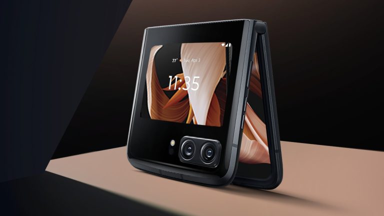 Motorola Razr 2023 sở hữu viên pin nhỏ đến bất ngờ