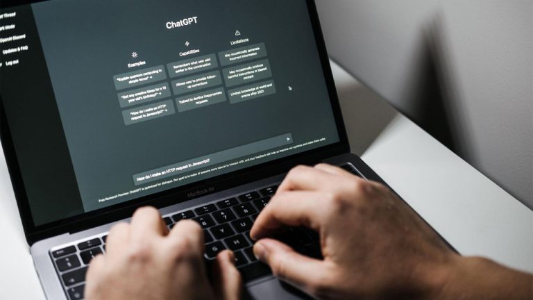 MacBook tích hợp ChatGPT