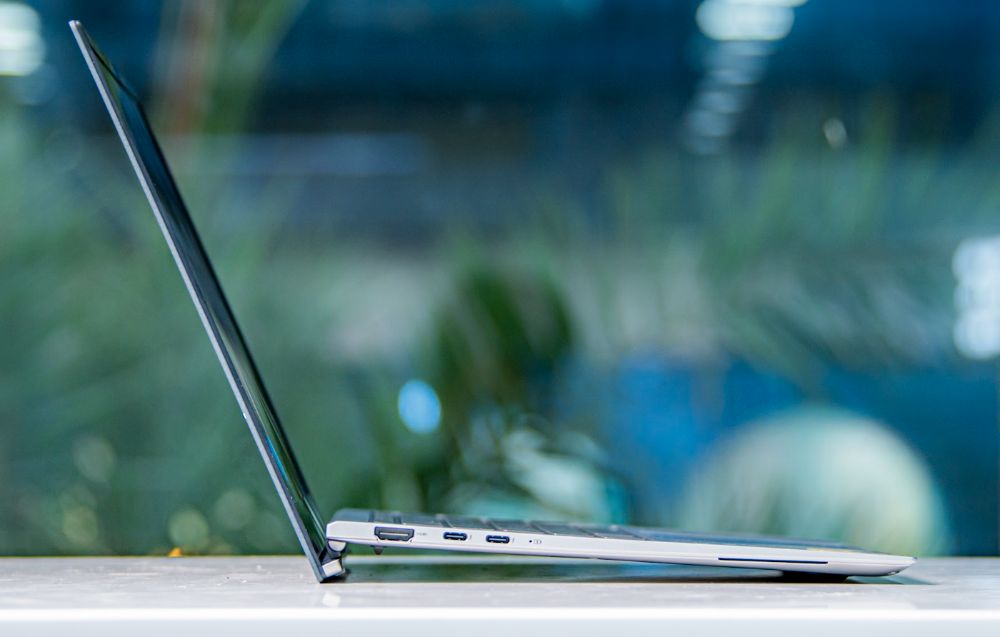 Zenbook S 13 OLED được trang bị màn hình có độ phân giải 2,8K