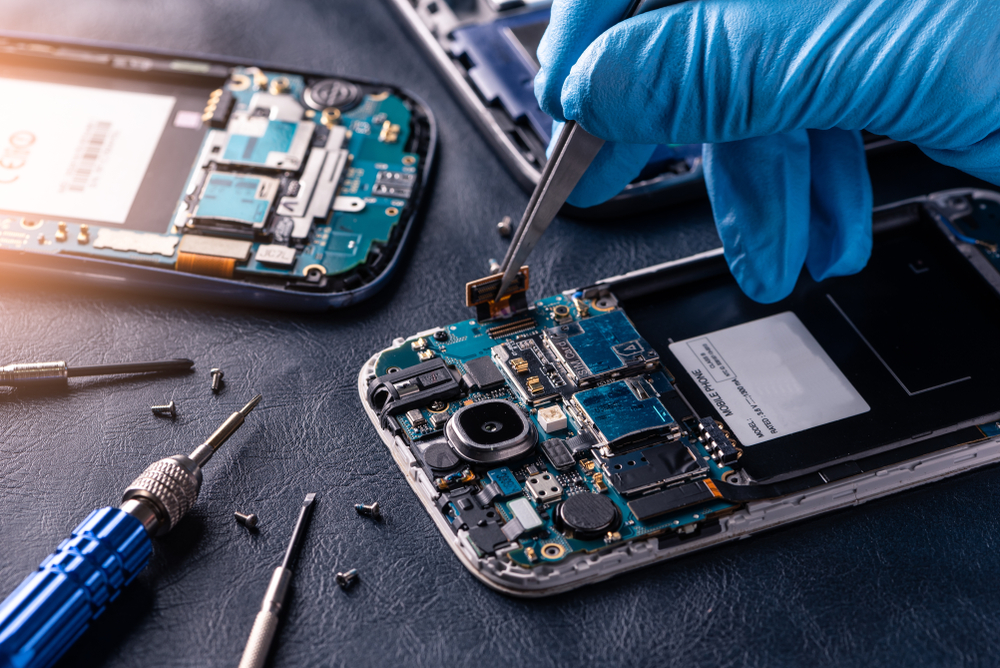 The,Asian,Technician,Repairing,The,Smartphone’s,Motherboard,In,The,Lab