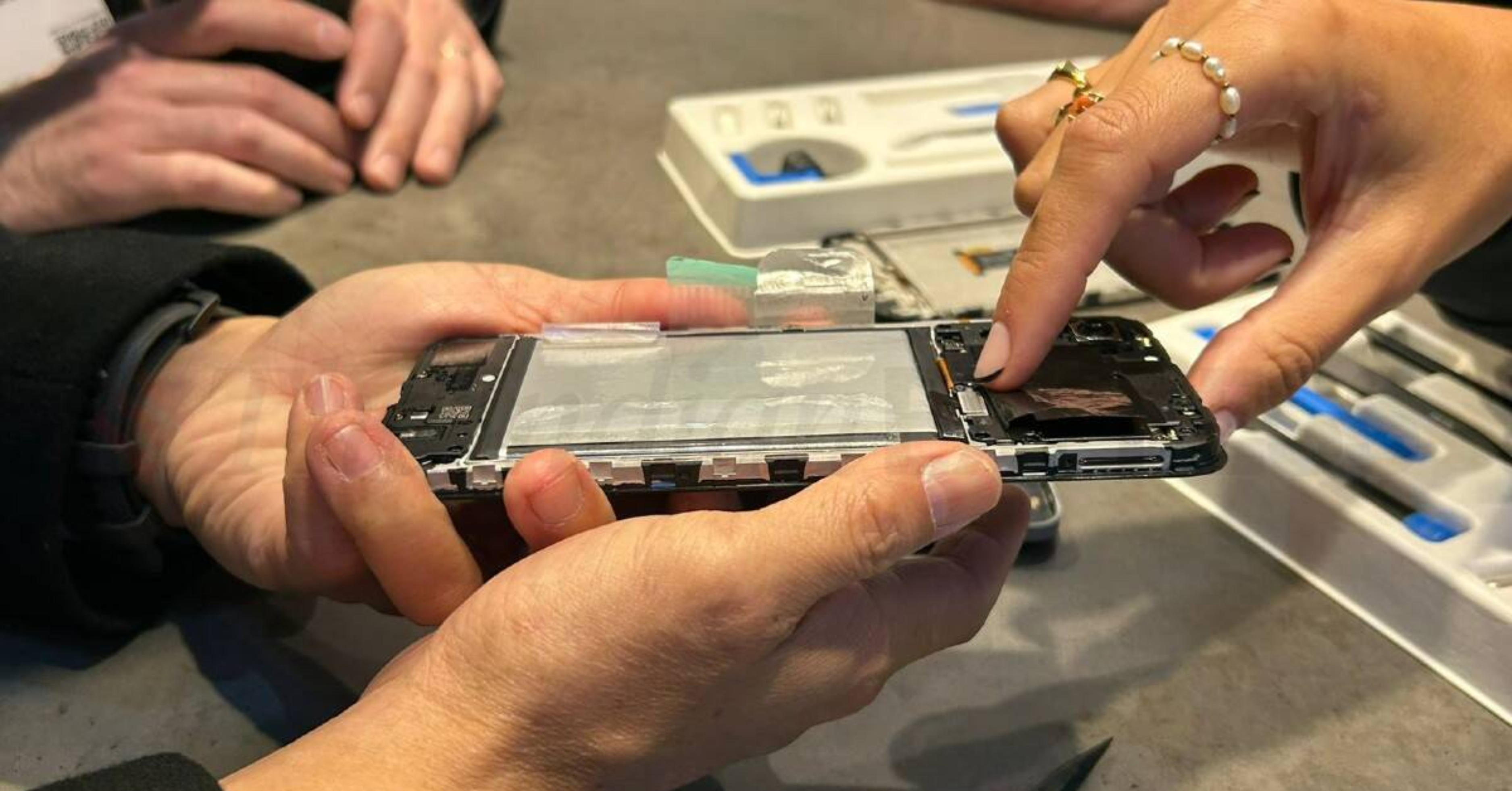 Trong tổng số 228 điện thoại di động khác nhau, mẫu smartphone dễ sửa nhất gọi tên?