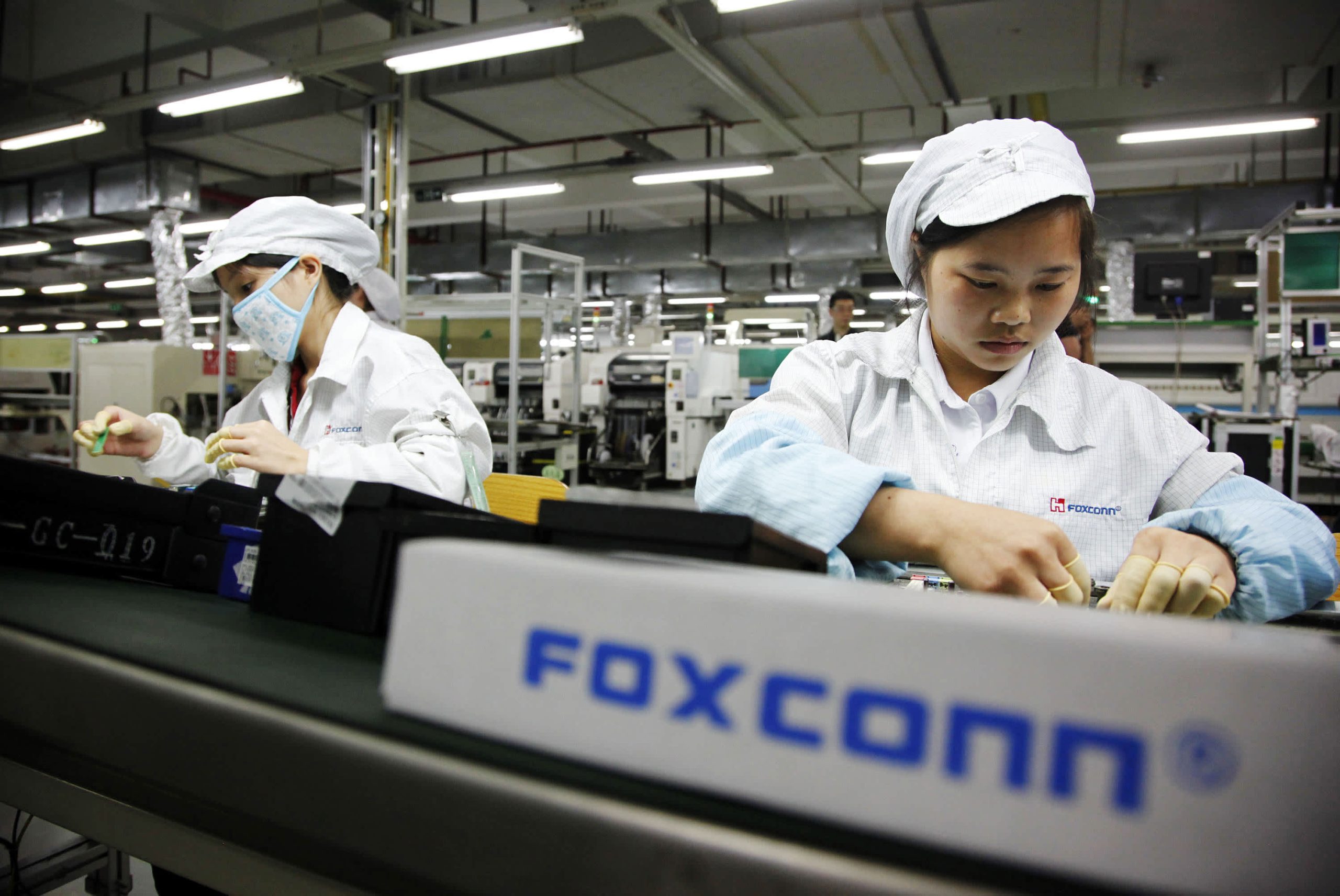 100642777-foxconn-worker-assembly-line-gettyp