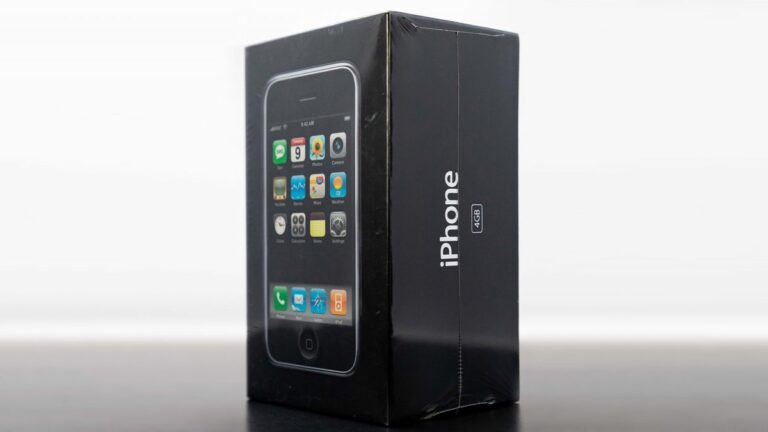 iphone-doi-dau-4gb-duoc-dau-gia-hon-2-ty-dong