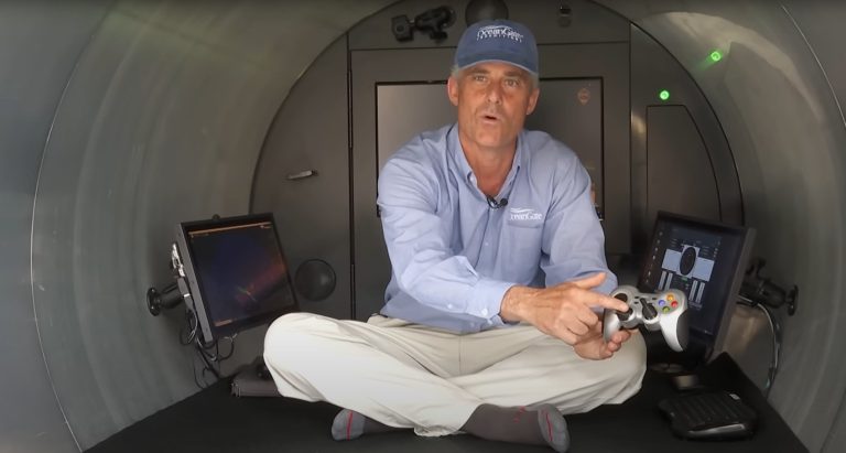 tau-lan-titan-bi-mat-tich-duoc-dieu-khien-boi-tay-cam-tro-choi-dien-tu-chi-co-700000-vnd