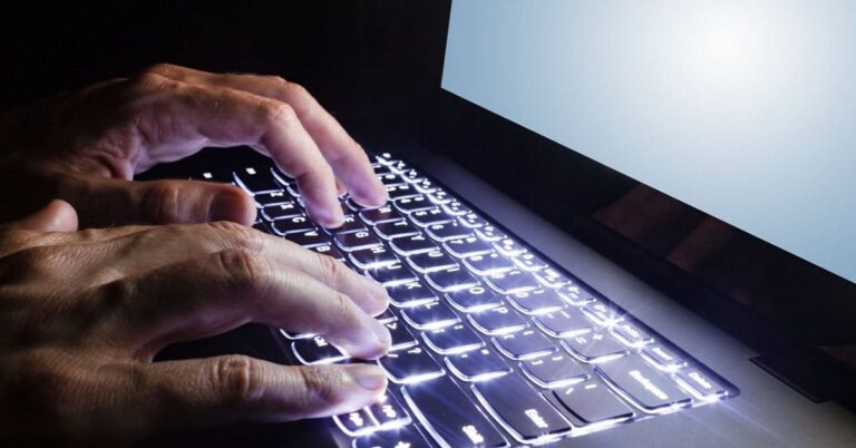 cach-bat-den-ban-phim-laptop-hp