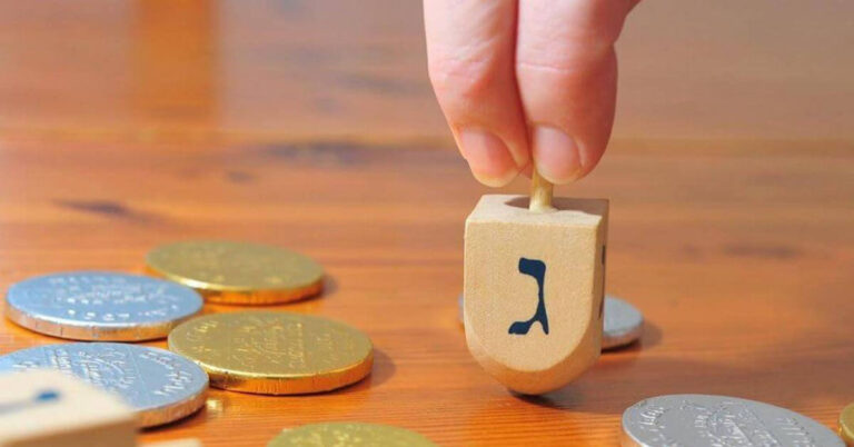 xoay-con-quay-dreidel