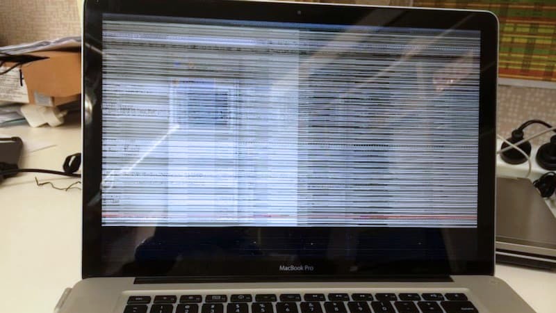 man-hinh-macbook-bi-soc-ngang-2