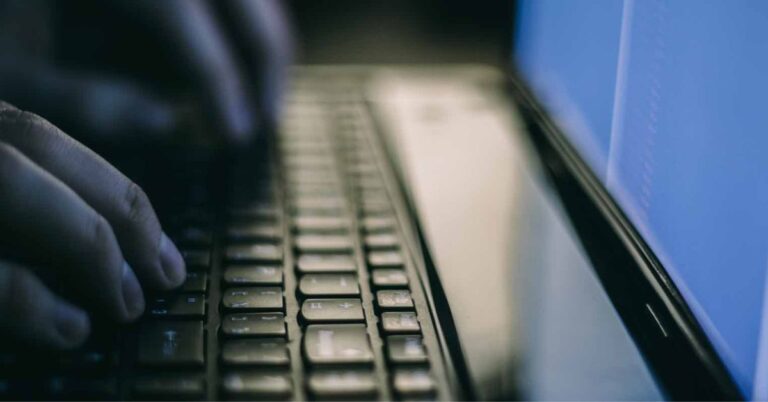 man-hinh-laptop-bi-giat