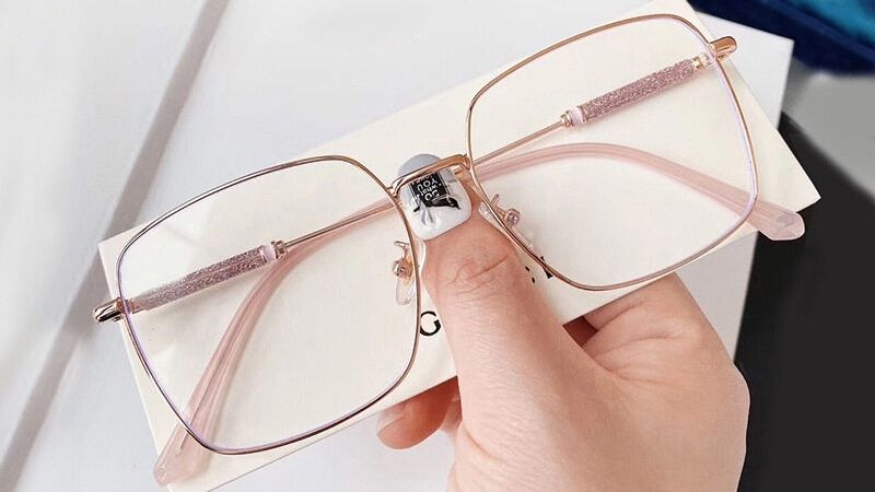 mat-vuong-deo-mat-kinh-gi-13