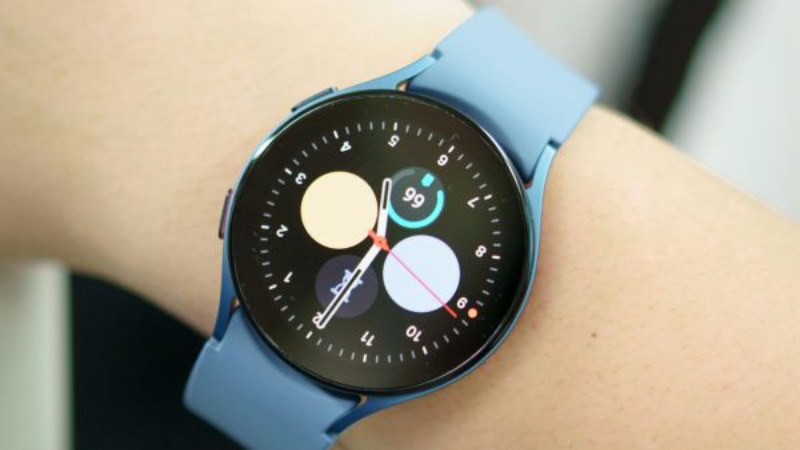 Samsung-Galaxy-Watch-FE-1