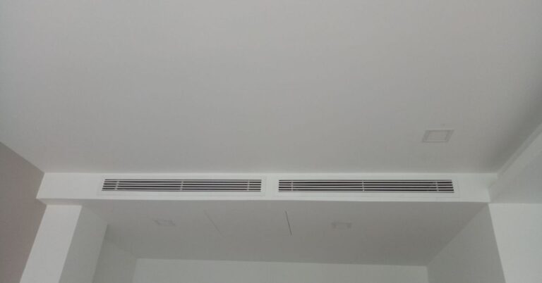 dieu-hoa-am-tran-noi-ong-gio