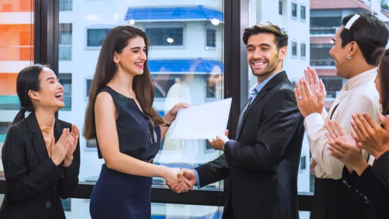 tai-mau-bang-khen-nhan-vien-xuat-sac-17