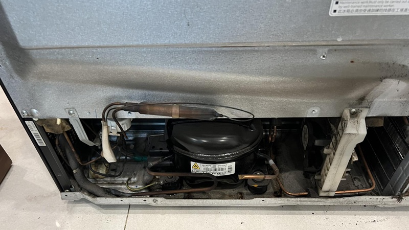 Tủ lạnh bị rò rỉ dầu từ lốc