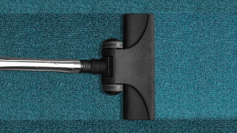 may-hut-bui-lau-nha-cam-tay-5-min