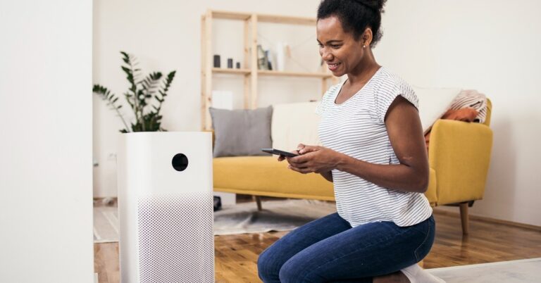 sua-may-loc-khong-khi-cam-nham-dien