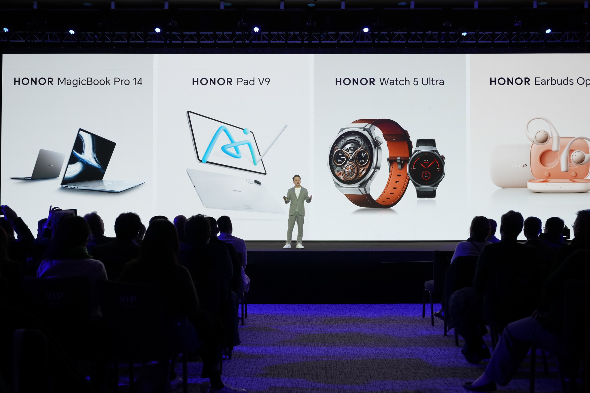 HONOR ra mắt loạt sản phẩm mới tại MWC 2025, bao gồm laptop, máy tính bảng, đồng hồ thông minh và tai nghe không dây.