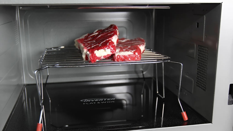 lo-vi-song-Panasonic-NN-GT35HMYUE-6