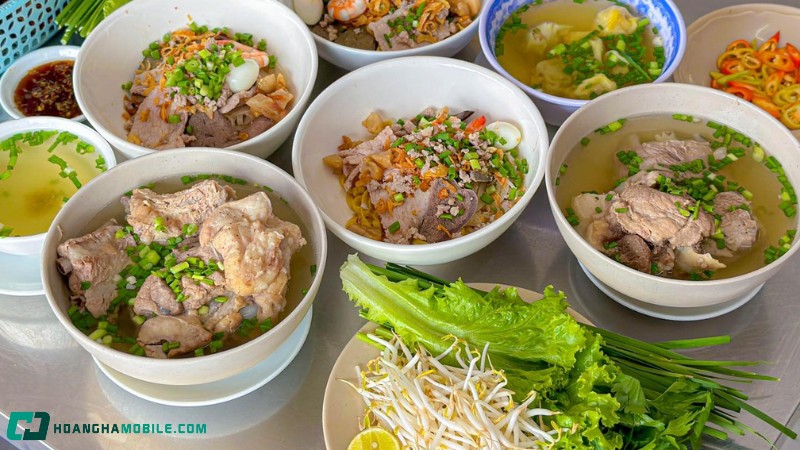 cach-nau-hu-tieu-ngon-nhu-ngoai-tiem-nuoc-dung-ngot-xuong-hap-dan-1