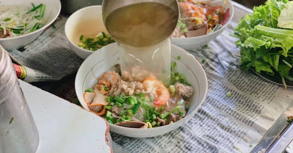 cach-nau-hu-tieu-ngon-nhu-ngoai-tiem-nuoc-dung-ngot-xuong-hap-dan-16