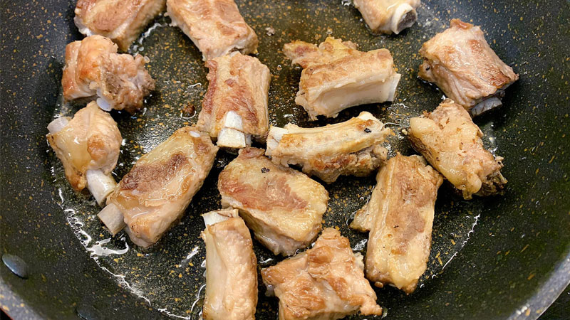 cach-nau-suon-xao-chua-ngot-4