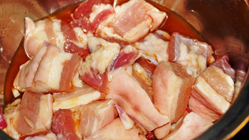 cach-nau-thit-kho-trung-4