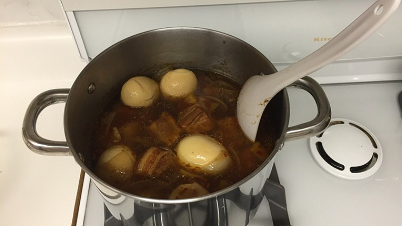 cach-nau-thit-kho-trung-5