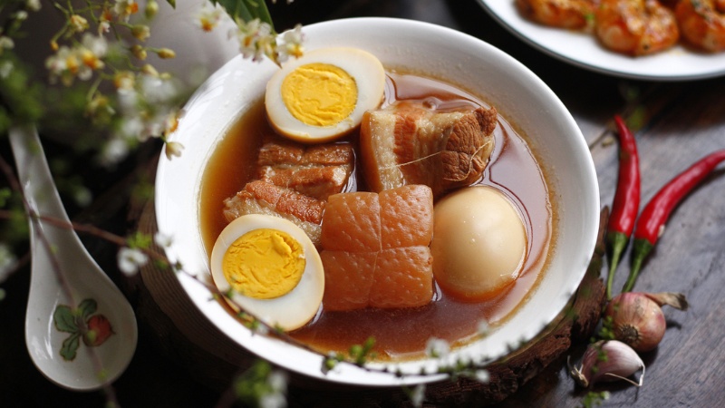 cach-nau-thit-kho-trung-8