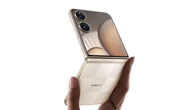 Galaxy Z Flip 7 và Xiaomi Mix Flip 2