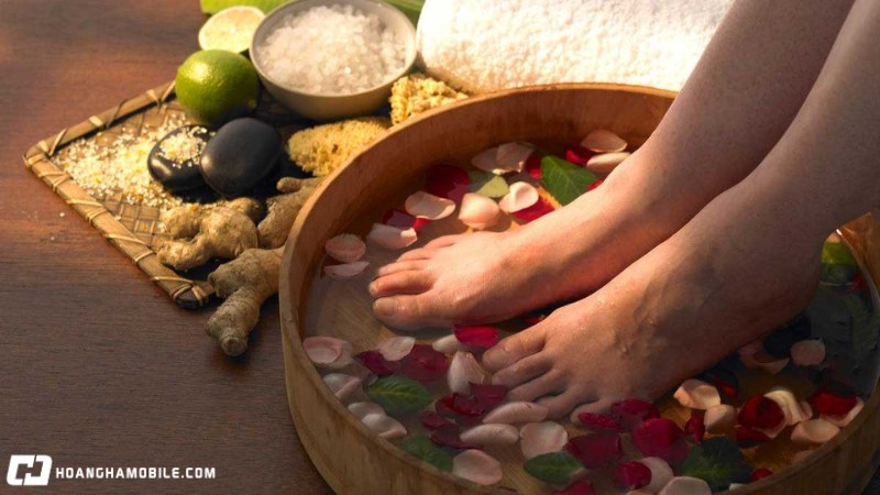 1-tuan-nen-ngam-chan-may-lan-luu-y-can-biet-khi-ngam-chan-nuoc-nong-1