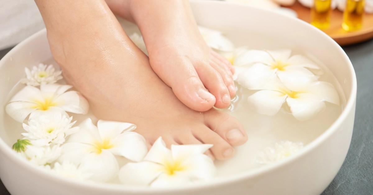 1-tuan-nen-ngam-chan-may-lan-luu-y-can-biet-khi-ngam-chan-nuoc-nong-11