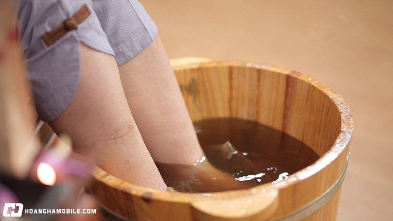 1-tuan-nen-ngam-chan-may-lan-luu-y-can-biet-khi-ngam-chan-nuoc-nong-2