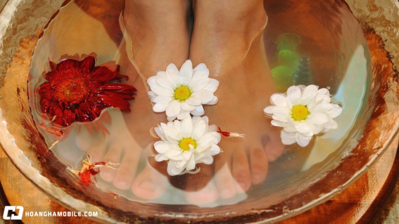 1-tuan-nen-ngam-chan-may-lan-luu-y-can-biet-khi-ngam-chan-nuoc-nong-8