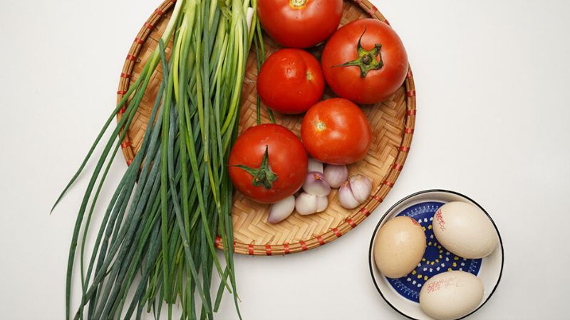 cach-nau-canh-ca-chua-trung-1