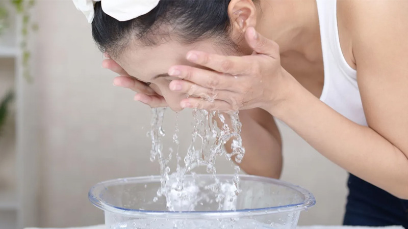 dap-mat-na-xong-co-can-rua-mat-khong-5