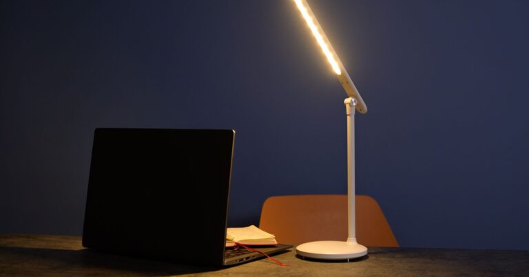 top-7-mau-den-hoc-chong-can-chat-luong-dang-mua-nhat-hien-nay-cho-con-12