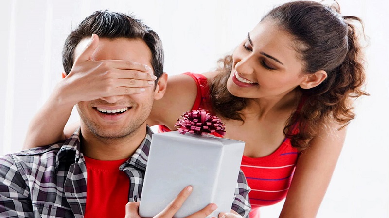 valentine-trang-ai-tang-qua-cho-ai-3