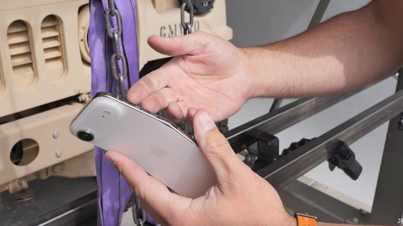 bẻ cong iPhone Air