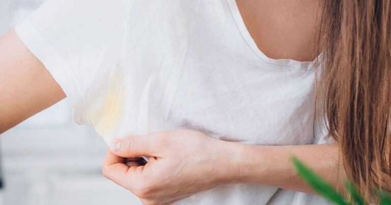 Cach-tay-ao-trang-bi-o-vang-lau-ngay