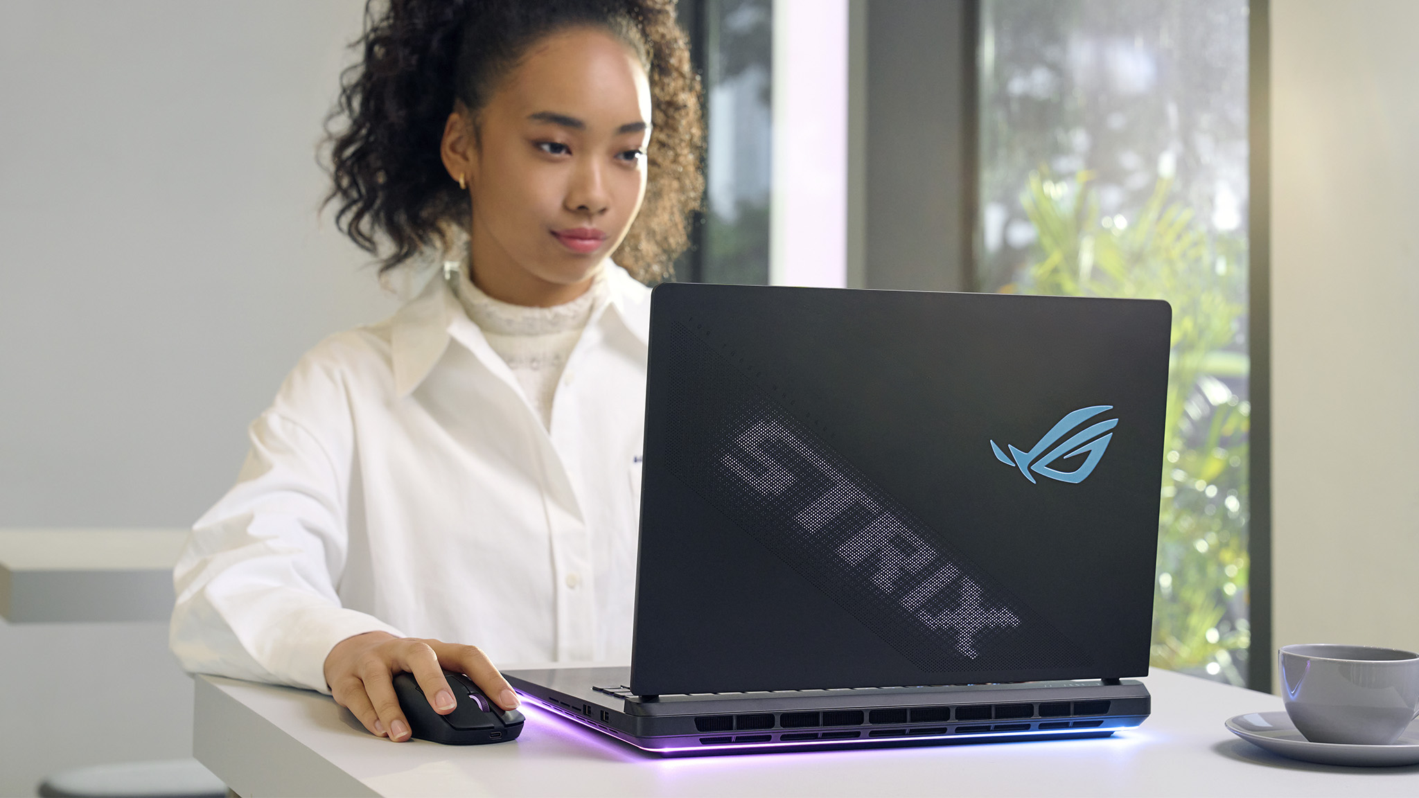 ROG Strix G16 giá 42 triệu đồng nổi bật với tản nhiệt buồng hơi, RTX 5060 và màn hình 2.5K 240Hz.