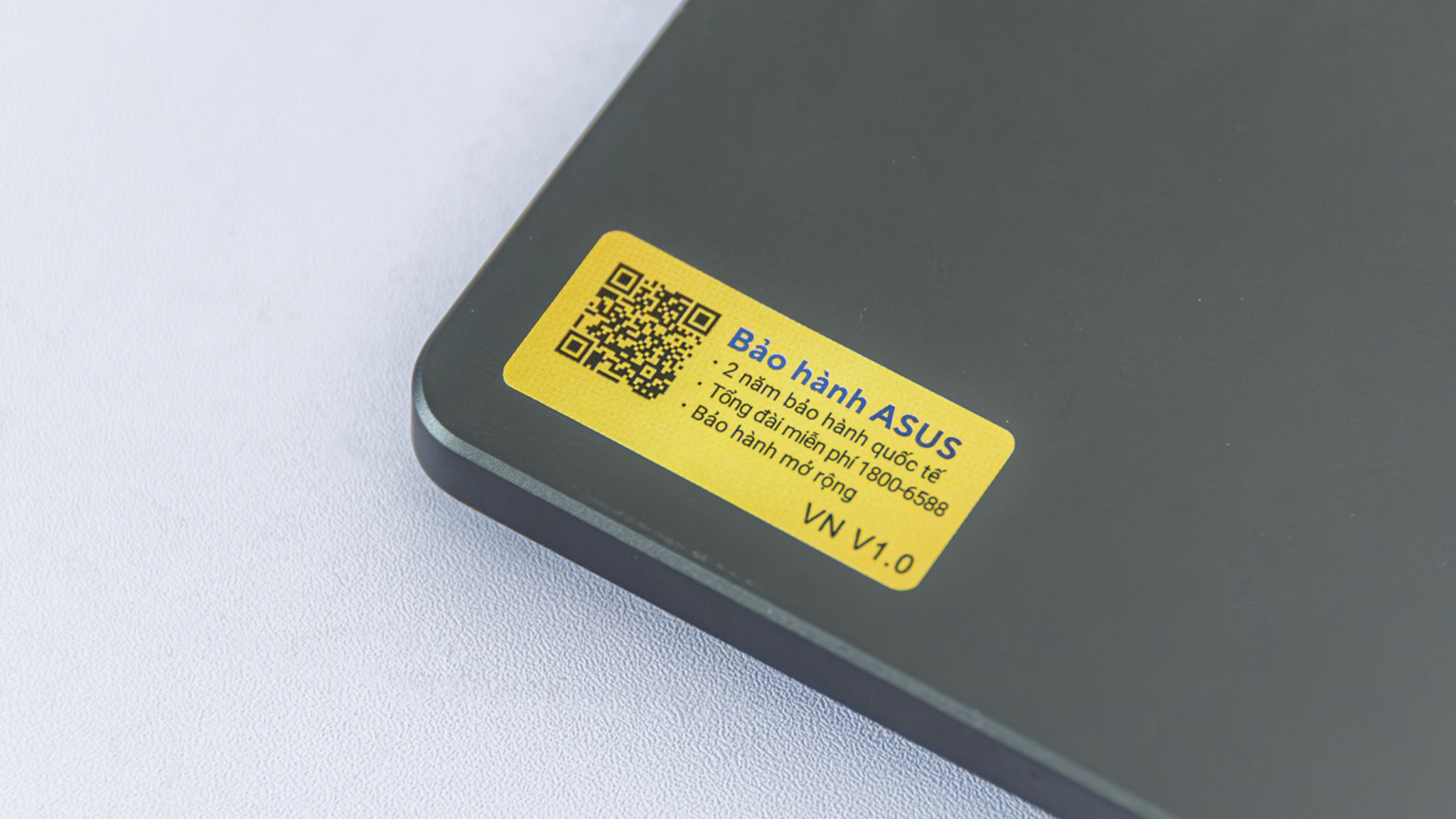 Laptop ASUS đều có tem thông tin bảo hành và hotline liên hệ 18006588 khi người dùng cần được hỗ trợ.