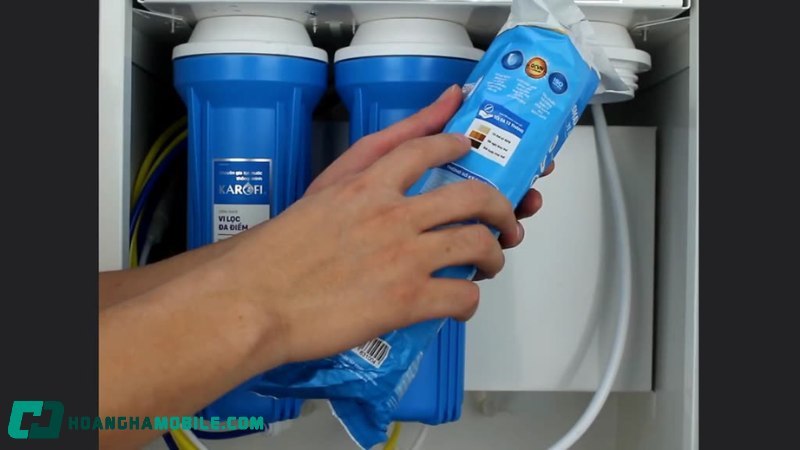 thay-loi-loc-nuoc-karofi-2