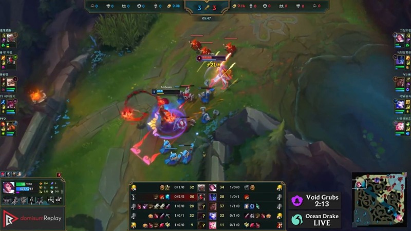 Khắc chế Ambessa LMHT đang là mối quan tâm lớn của nhiều người chơi sau khi vị tướng này liên tục khuấy đảo đấu trường công lý. Với bộ kỹ năng mạnh mẽ ở cả tay đôi lẫn giao tranh tổng, Ambessa dễ dàng kiểm soát nhịp trận đấu nếu không bị ngăn chặn đúng cách. Vì thế, việc nắm rõ cách khắc chế hiệu quả cũng như lựa chọn trang bị phù hợp sẽ giúp bạn hạn chế sức ảnh hưởng của cô ta, đồng thời tạo lợi thế rõ rệt trong từng pha giao tranh. Tổng quan sức mạnh của Ambessa LMHT Ambessa là một tướng đấu sĩ thiên về tấn công trong Liên Minh Huyền Thoại, được thiết kế với lối chơi mạnh mẽ và cực kỳ linh hoạt. Bộ kỹ năng của cô mang lại khả năng cơ động vượt trội, cho phép lao vào giao tranh hoặc thoát khỏi tình huống nguy hiểm một cách hiệu quả. Với khả năng lướt, tăng sát thương và khống chế mục tiêu hợp lý, Ambessa có thể dễ dàng chiếm ưu thế trong các pha đối đầu 1vs1 hoặc mở giao tranh nhỏ lẻ. Điểm đáng chú ý của Ambessa nằm ở khả năng duy trì lượng sát thương ổn định suốt cả trận. Cô không phụ thuộc vào chiêu cuối để tạo đột biến, mà tận dụng bộ kỹ năng thường để cấu rỉa, áp đảo và kết liễu đối phương. Khi giao tranh tổng xảy ra, Ambessa có thể lao vào hàng sau của đội hình địch, gây sức ép lớn và buộc đối phương phải điều chỉnh đội hình nếu không muốn mất kiểm soát. Thống kê từ các máy chủ cho thấy tỉ lệ thắng của Ambessa hiện đang rất khả quan. Sự vượt trội về chỉ số và cách vận hành linh hoạt khiến cô trở thành lựa chọn mạnh ở đường trên, đặc biệt là khi đối đầu với những tướng kém cơ động. Top tướng khắc chế Ambessa LMHT hiệu quả nhất hiện tại Dưới đây là danh sách các vị tướng trong LMHT có thể dễ dàng khắc chế Ambessa mà bạn không nên bỏ qua: Quinn Trong số các vị tướng đường trên có thể khắc chế hiệu quả Ambessa, Quinn là cái tên nổi bật nhờ lối chơi cơ động và khả năng thả diều cực kỳ khó chịu. Lợi thế lớn nhất của Quinn nằm ở việc sở hữu bộ kỹ năng toàn tầm xa, cho phép cô chủ động cấu rỉa từ xa mà không cần phải tiếp cận. Nhờ đó, Ambessa sẽ gặp khó khăn trong việc áp sát và kích hoạt các chuỗi combo gây sát thương mạnh. Khi Ambessa sử dụng kỹ năng lao vào, Quinn hoàn toàn có thể phản ứng bằng chiêu Lộn Nhào (E) để đẩy lùi cô ta, tạo khoảng cách và tiếp tục bắn. Việc kiểm soát khoảng cách liên tục là yếu tố then chốt giúp Quinn chiếm thế thượng phong trong giai đoạn đi đường. Bên cạnh đó, kỹ năng Làm Mù (Q) khiến Ambessa gần như không thể trả đòn trong vài giây quan trọng, từ đó làm giảm đáng kể lượng sát thương mà cô có thể gây ra. Một lợi thế khác khiến Quinn vượt trội là khả năng di chuyển liên tục với chiêu cuối. Trong khi Ambessa cần thời gian để snowball và chiếm lấy lợi thế đường, thì Quinn có thể bỏ qua giai đoạn solo để hỗ trợ đồng đội, kiểm soát mục tiêu lớn và tạo thế trận tốt hơn cho cả đội. Fiora Fiora – Nữ Kiếm Sư là một trong những lựa chọn khắc chế Ambessa LMHT cực kỳ hiệu quả nhờ lối chơi thiên về kỹ năng cá nhân và sát thương chuẩn. Với khả năng phản ứng nhanh và bộ kỹ năng linh hoạt, Fiora có thể kiểm soát hoàn toàn những pha lao vào bất ngờ của Ambessa. Mỗi khi Ambessa kích hoạt chiêu E để tiếp cận hoặc khống chế, Fiora chỉ cần giữ bình tĩnh và sử dụng Phản Đòn (W) đúng thời điểm để hóa giải mọi nguy cơ. Nếu phản đòn thành công, Ambessa không những không gây được sát thương mà còn bị choáng ngược, tạo tiền đề cho Fiora phản công. Không chỉ vượt trội ở khả năng chống đỡ, Fiora còn cực kỳ mạnh trong các pha trao đổi sát thương nhờ vào nội tại đánh vào điểm yếu. Những cú đánh chuẩn xác giúp cô gây sát thương chuẩn liên tục, xuyên qua lớp giáp và hồi phục theo mỗi đòn đánh trúng điểm yếu. Đây là yếu tố khiến Fiora trở thành nỗi ám ảnh thực sự nếu Ambessa cố gắng kéo dài giao tranh. Về mặt lối chơi, người sử dụng Fiora cần kiên nhẫn chờ thời điểm Ambessa tung chiêu Q rồi mới phản công. Việc né tốt kỹ năng định hướng và sử dụng phản đòn hợp lý sẽ là chìa khóa để chiếm lợi thế và áp đảo trong các pha 1vs1 căng thẳng. Kayle Kayle – Thiên Thần Công Lý là một phương án khắc chế Ambessa LMHT về cuối trận rất đáng cân nhắc, đặc biệt với những người chơi có khả năng kiểm soát lính và giữ vị trí tốt. Giai đoạn đầu trận có thể sẽ hơi khó khăn khi Kayle chưa có đủ tầm đánh và sát thương để đáp trả, nhưng nếu giữ vững thế lính, tránh giao tranh không cần thiết và đạt mốc cấp độ 11, cục diện sẽ hoàn toàn thay đổi. Khi đã nâng cấp kỹ năng, Kayle bắt đầu chuyển sang dạng đánh tầm xa với lượng sát thương phép lan mạnh mẽ. Điều này gây áp lực lớn cho Ambessa – vốn là tướng thiên về cận chiến. Mỗi lần Ambessa cố gắng áp sát, Kayle có thể sử dụng chiêu cuối Thần Linh Ban Phước để miễn nhiễm toàn bộ sát thương, khiến combo dồn damage của Ambessa hoàn toàn vô hiệu. Đây là lợi thế rất lớn, đặc biệt trong các pha giao tranh quan trọng. Tuy nhiên, kèo đấu này đòi hỏi người chơi Kayle phải có tư duy chiến thuật tốt, biết cách kiểm soát lính và lựa chọn thời điểm hợp lý để đảo đường hoặc tham gia giao tranh. Việc giữ vị trí và tính toán thời gian hồi chiêu cuối sẽ là yếu tố then chốt quyết định thắng bại trước Ambessa. Vayne Vayne – Thợ Săn Bóng Đêm là lựa chọn cực kỳ khó chịu nếu bạn muốn khắc chế Ambessa LMHT theo phong cách xạ thủ đường trên. Dù Vayne thường không phổ biến ở vị trí này, nhưng khi đối đầu với những đấu sĩ mạnh về áp sát như Ambessa, cô lại phát huy rất tốt nhờ khả năng di chuyển linh hoạt và gây sát thương chuẩn theo % máu. Ngay từ giai đoạn đi đường, Vayne đã có thể tận dụng tầm đánh xa để cấu rỉa và thả diều. Mỗi khi Ambessa muốn tiếp cận bằng kỹ năng E hoặc Q, Vayne có thể phản ứng nhanh bằng chiêu Lộn Nhào (Q) để né hoặc kéo giãn khoảng cách. Bên cạnh đó, chiêu Kết Án (E) còn giúp cô đẩy lùi Ambessa về phía trụ hoặc tường, tạo điều kiện phản công cực tốt. Khi đạt cấp độ 6, Vayne gần như không còn ngại bất kỳ pha lao vào nào từ Ambessa. Với chiêu cuối Giờ Khắc Cuối Cùng kết hợp khả năng tàng hình từ Q, cô có thể vừa thả diều vừa gây sát thương chuẩn liên tục từ nội tại Mũi Tên Bạc. Trong các pha giao tranh tổng, nếu giữ được vị trí an toàn và đánh đúng mục tiêu, Vayne sẽ khiến Ambessa mất rất nhiều thời gian để tiếp cận – và khi tiếp cận được thì máu đã cạn. Tuy là kèo đấu mạo hiểm nếu bị gank sớm, nhưng nếu người chơi Vayne có kỹ năng di chuyển tốt và kiểm soát bản đồ chặt chẽ, đây sẽ là “kèo trên” rất khó chịu dành cho Ambessa. Các trang bị giúp khắc chế Ambessa LMHT hiệu quả nhất Tùy theo chất tướng mà bạn sử dụng, việc lựa chọn đúng trang bị không chỉ giúp giảm thiểu sát thương đầu vào mà còn khiến Ambessa khó duy trì lợi thế trong giao tranh kéo dài. Giáp Gai là trang bị cực kỳ phù hợp với các tướng thiên về chống chịu hoặc đấu sĩ. Khi Ambessa liên tục chém bằng đòn đánh thường, hiệu ứng phản sát thương từ Giáp Gai sẽ khiến cô ta bị trả giá rõ rệt. Ngoài ra, hiệu ứng Vết Thương Sâu đi kèm sẽ làm giảm khả năng hồi máu của Ambessa – yếu tố quan trọng giúp cô sống sót trong giao tranh hỗn loạn. Lời Nhắc Tử Vong, Gươm Đồ Tể hay Quỷ Thư Morello đều là những trang bị lý tưởng cho các vị tướng có thiên hướng tấn công liên tục. Dù bạn chơi sát thương vật lý hay phép thuật, việc áp dụng hiệu ứng Vết Thương Sâu từ các món đồ này sẽ khiến Ambessa không thể hồi phục nhanh như thường lệ. Đặc biệt, khi giao tranh kéo dài hoặc khi Ambessa đã có nhiều trang bị hút máu, việc có ít nhất một người trong đội sở hữu trang bị Vết Thương Sâu là điều bắt buộc. Giày Thép Gai cũng là một lựa chọn khắc chế Ambessa LMHT hiệu quả nếu bạn cần giảm sát thương từ các đòn đánh vật lý của Ambessa. Trang bị này phù hợp cho cả tướng chống chịu lẫn những vị tướng mỏng manh cần thêm khả năng phòng thủ. Sự kết hợp giữa giáp cộng thêm và hiệu ứng giảm sát thương từ đánh thường giúp bạn trụ đường tốt hơn, hạn chế phần nào khả năng snowball của cô ta trong giai đoạn giữa trận. Mẹo sống sót khi đi đường với Ambessa Mẹo sống sót khi đi đường với Ambessa LMHT là điều mà bất kỳ người chơi nào cũng cần nắm rõ nếu chẳng may rơi vào tình huống bị chọn tướng trước và bị đối thủ khóa Ambessa. Trước tiên, cần hiểu rõ điểm mạnh của Ambessa nằm ở khả năng lao vào nhanh, gây sát thương liên tục và duy trì sức ép bằng các pha giao tranh kéo dài. Vì vậy, điều tối quan trọng là không cho cô ta cơ hội tiếp cận quá dễ dàng. Nếu bạn sử dụng tướng tay dài hoặc có chiêu khống chế, hãy tận dụng tối đa để cấu rỉa từ xa, khiến Ambessa phải farm trong thế bị đè đường. Một trong những mẹo quan trọng nhất là di chuyển theo đường chéo. Đây là cách hiệu quả để tránh cú lướt từ kỹ năng Đột Kích Hàng Ngũ (E) – chiêu thức mở đầu quen thuộc trong combo của Ambessa. Khi kỹ năng này hụt, cô ta mất phần lớn khả năng truy đuổi và tiếp cận, bạn có thể phản công nhẹ hoặc đẩy lính nhanh để tạo lợi thế. Bên cạnh đó, hãy chú ý chơi xoay quanh lính. Khi đẩy được lính về phía trụ Ambessa, cô ta sẽ gặp khó khăn trong việc khởi động giao tranh vì bị hạn chế tầm hoạt động. Đây cũng là thời điểm thích hợp để bạn cắm mắt kiểm soát sông hoặc ping rừng hỗ trợ. Ambessa không có kỹ năng thoát thân thực sự hiệu quả ngoài chiêu E, nên nếu bị phản gank, cô ta rất dễ nằm xuống. Tạm kết Khắc chế Ambessa LMHT không phải là nhiệm vụ bất khả thi nếu bạn hiểu rõ lối chơi của cô ta và lựa chọn chiến thuật hợp lý. Từ việc chọn tướng phù hợp, lên trang bị khắc chế đến tận dụng thời điểm yếu trong giao tranh, mỗi yếu tố đều góp phần giúp bạn giành lại thế trận. Hãy giữ cái đầu lạnh, chơi kỷ luật và đừng để Ambessa có cơ hội lăn cầu tuyết quá sớm. Xem thêm: LMHT: Bí kíp khắc chế Syndra chuẩn chỉnh nhất meta 2025 LMHT: Cách khắc chế Graves và lên đồ counter hiệu quả