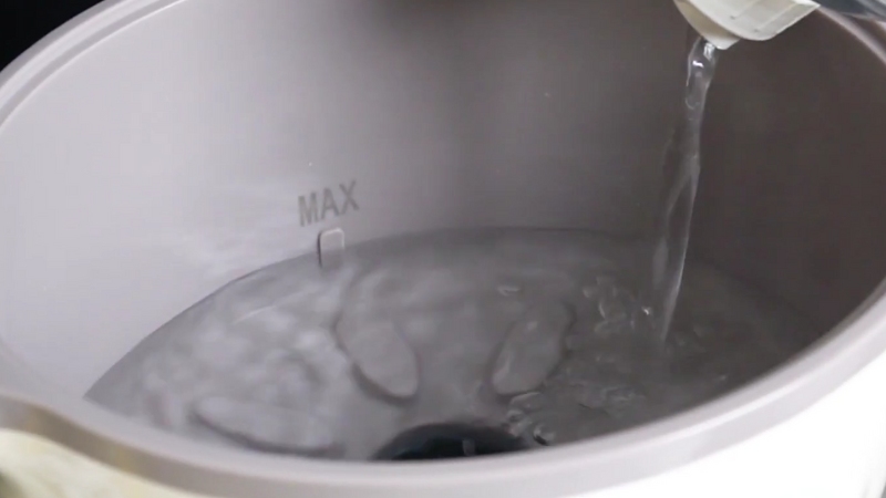 Cach-su-dung-noi-nau-cham-Bear-2